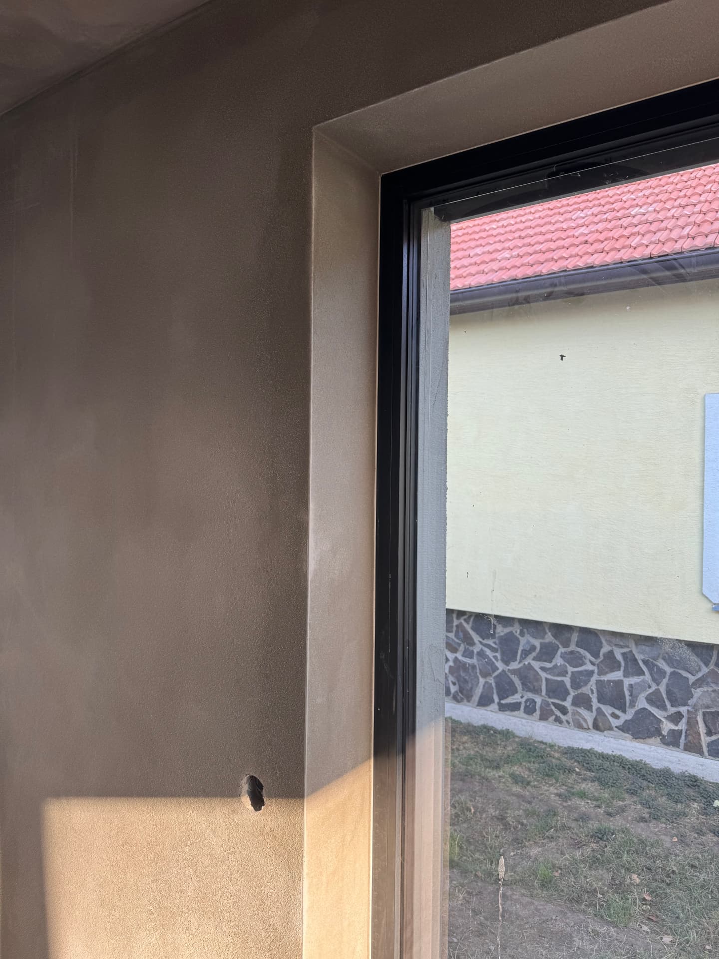 Detail omietky pri okne s parapetom